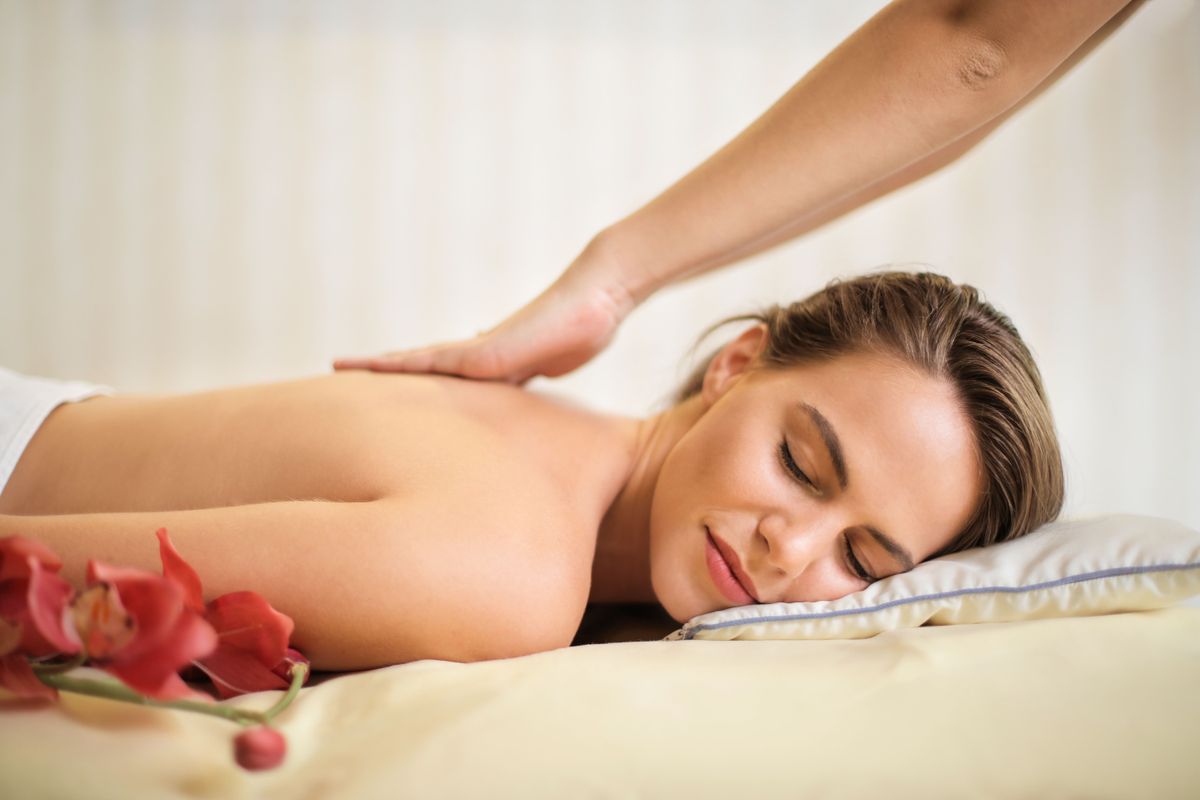 Lüks spa ortamında dingin bir masaj deneyimi
